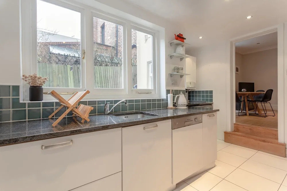Bright Garden Flat in North London