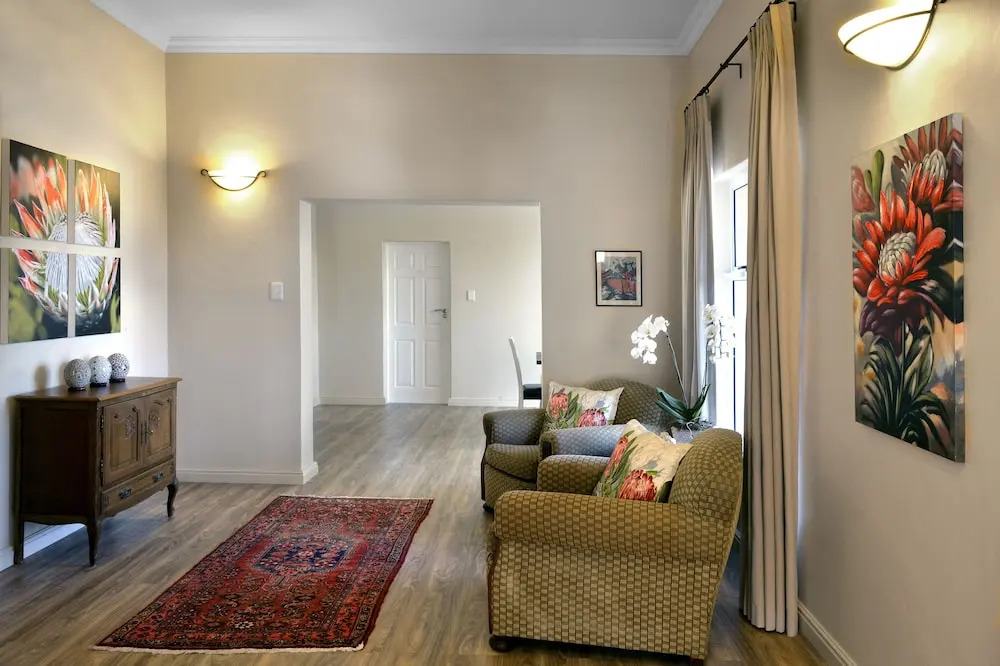 Lovely Self-catering Home, in Quiet Area, 10 Minutes Walk to Restaurants No01