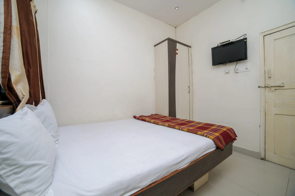 SPOT ON Shraddha Hotel