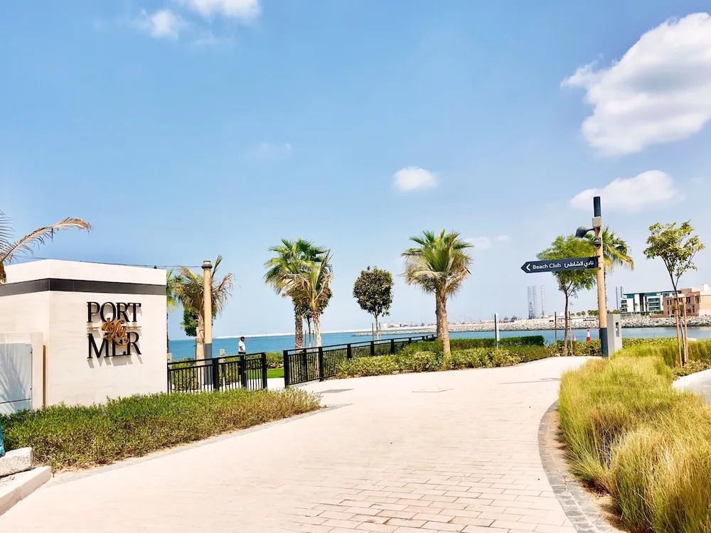 Contemporary La Mer 1BR w Beach Access