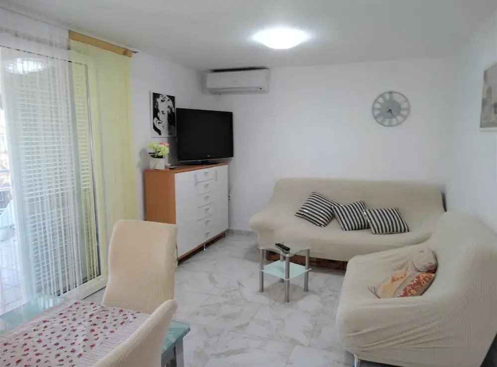 Selce Shorefront Apartment With Balcony and Sea View