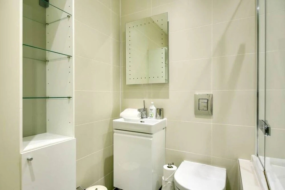 Stylish 2 bed 3 Storey House With Mezzanine