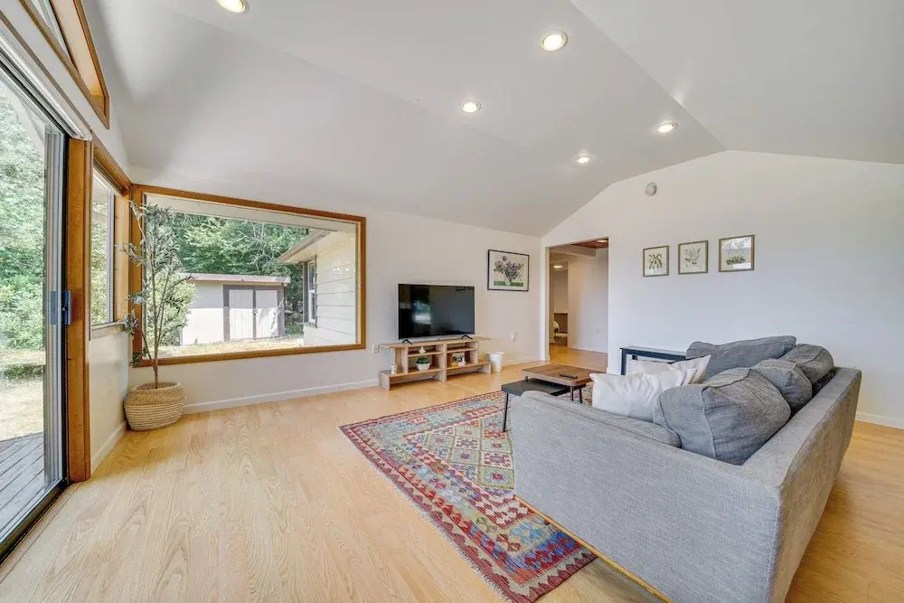 1/2 Mi to Yarrow Bay: Family Home in Kirkland
