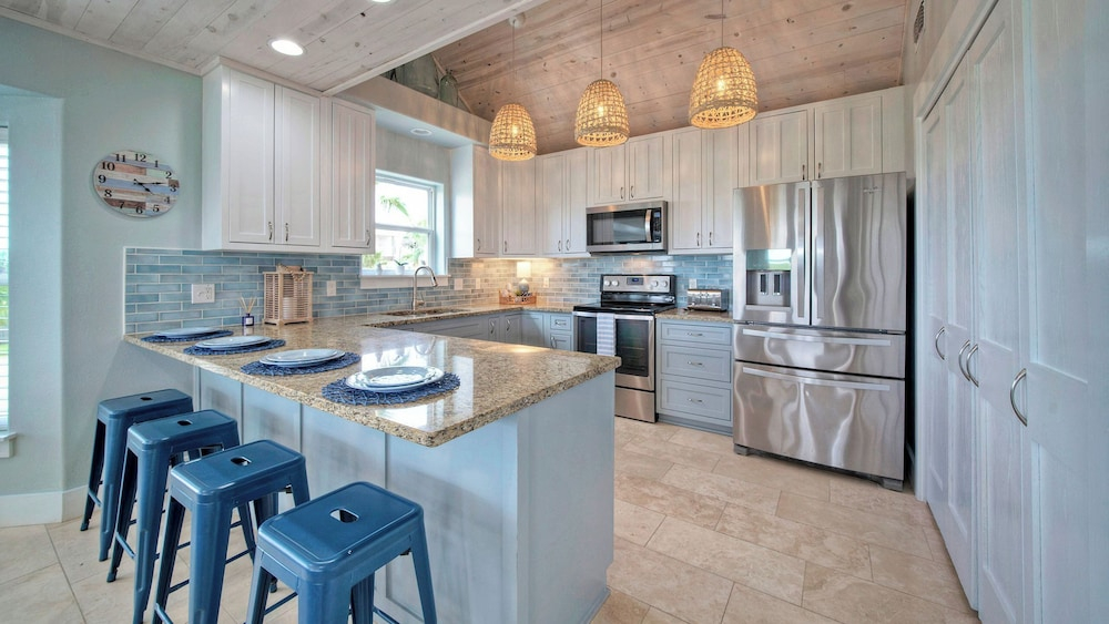 Sleeps 22 2 Homes w/ Private Pool, Game Room, Nature Views 7 BDR Avantstay