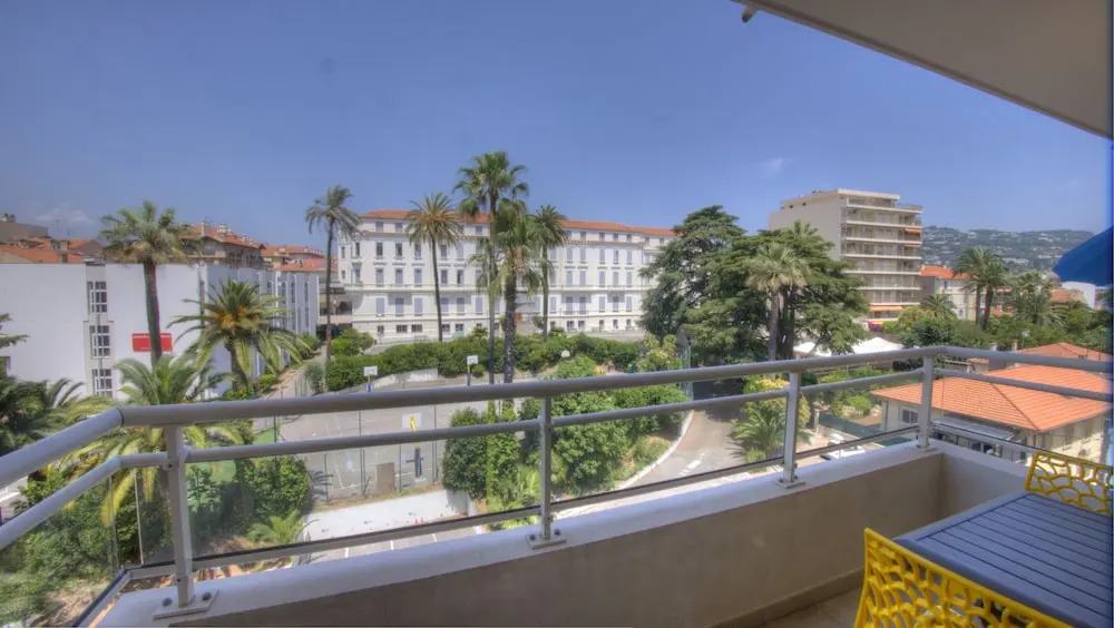 T2 3 étoiles 150 m Gare 5 min Palais
