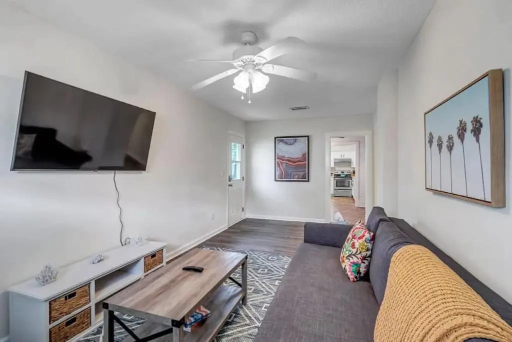 Amazing 1 BR apt - 1 block from Jax Beach!