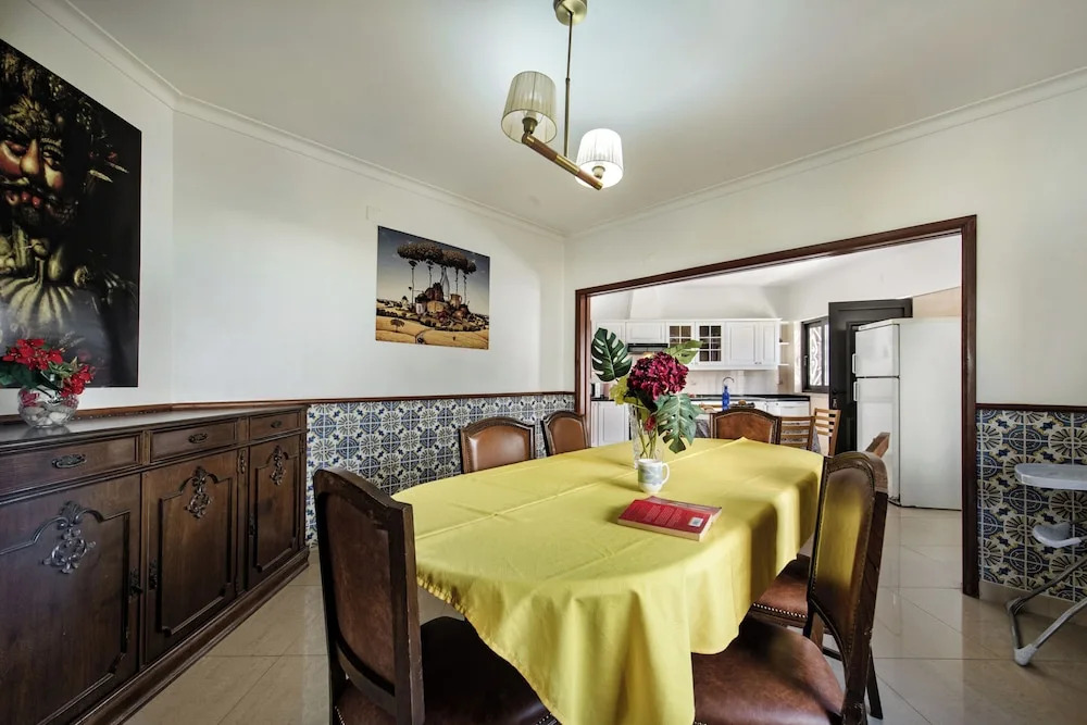 Residential cul-de-sac walking distance to centre, private pool, free AC wifi