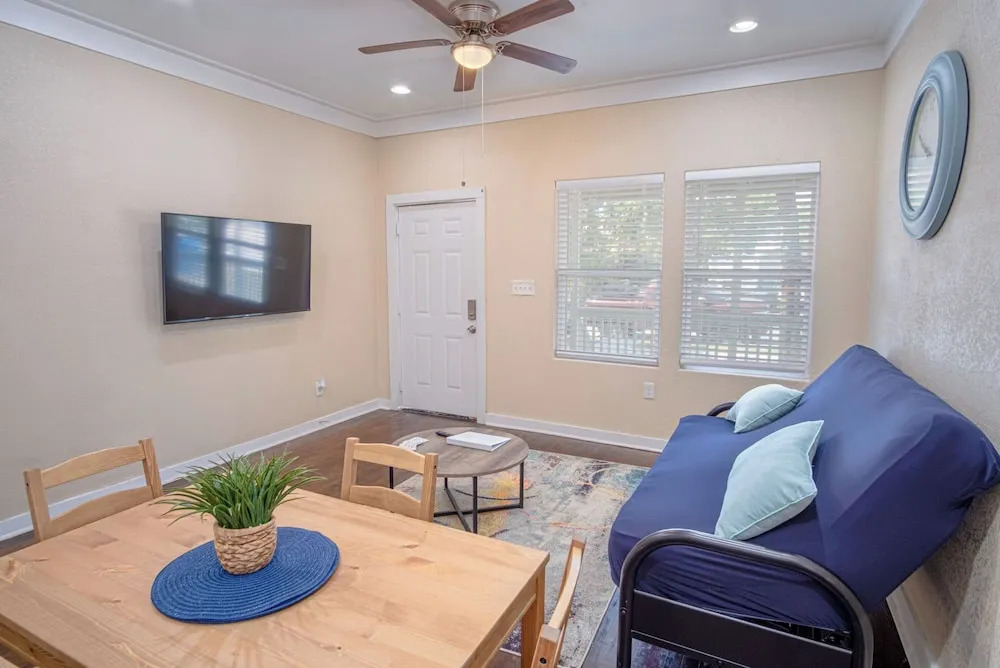 Fabulous Newly Renovated 1br/1ba Near Downtown