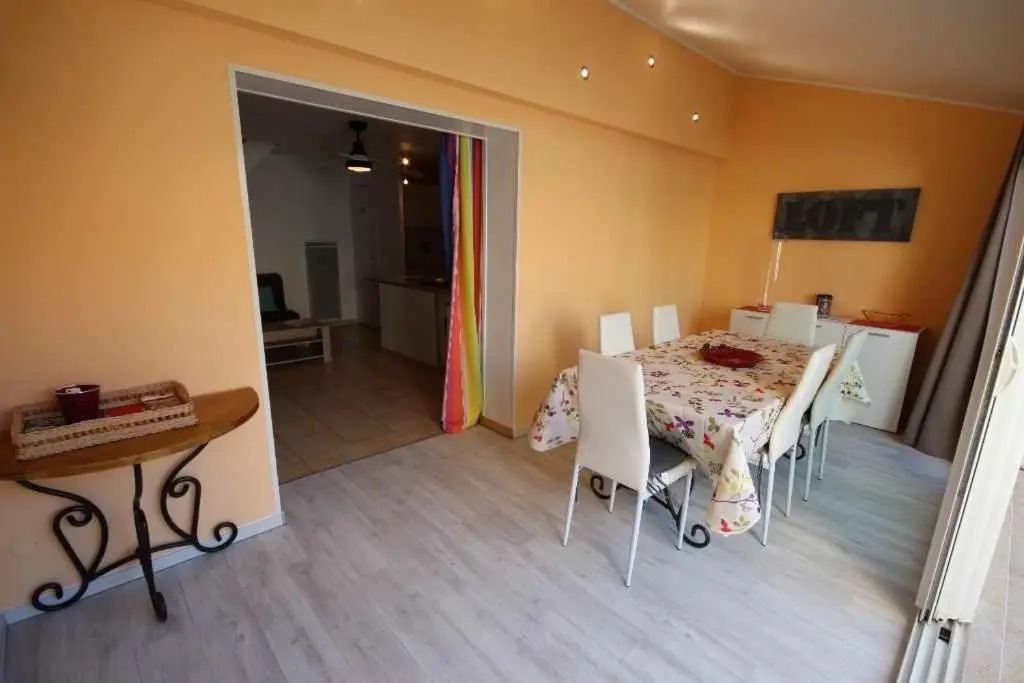 Jolie maison de vacances 2 chambres climatisées véranda terrasse parking privatif dans résidence sécurisée avec piscine commune 400 m de la mer LRCS99