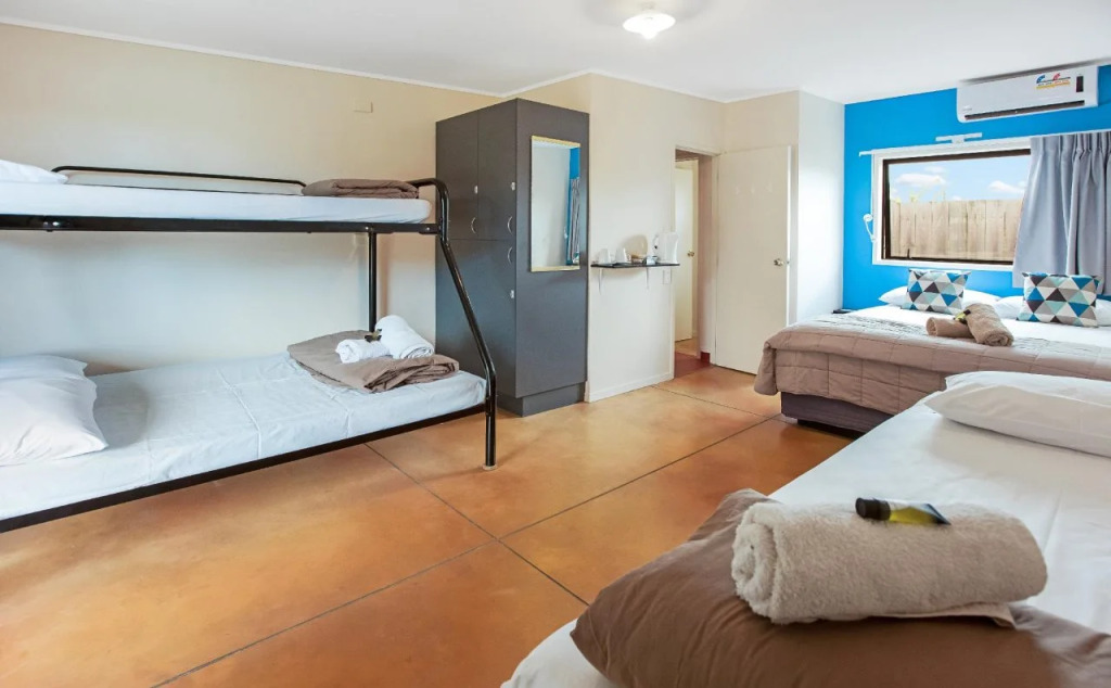 Beachcomber Lodge & Backpacker