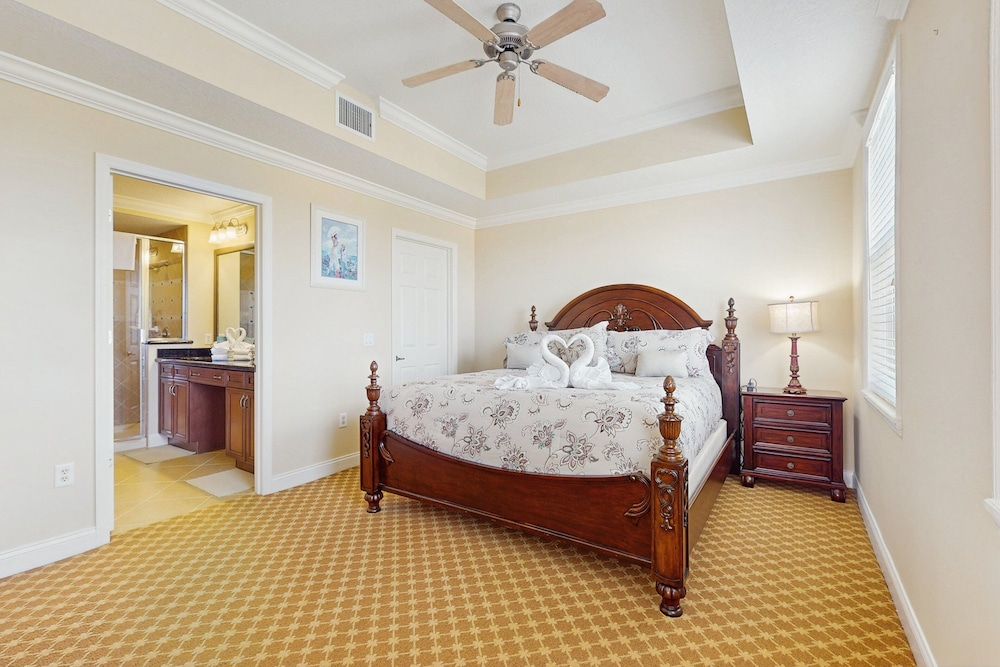 Top-floor 2BR Condo With Golf Course Views, Garage & Reunion Resort Amenities