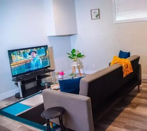 Air & Road Travelers' Perfect Spot! + Full Kitchen