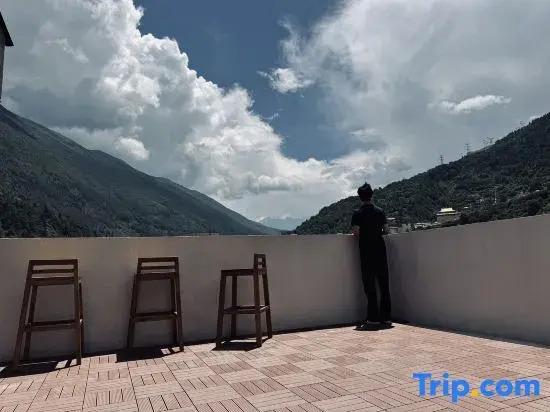 Shiwai Qilan Homestay (Kangding Love Song Square Liuliu City)