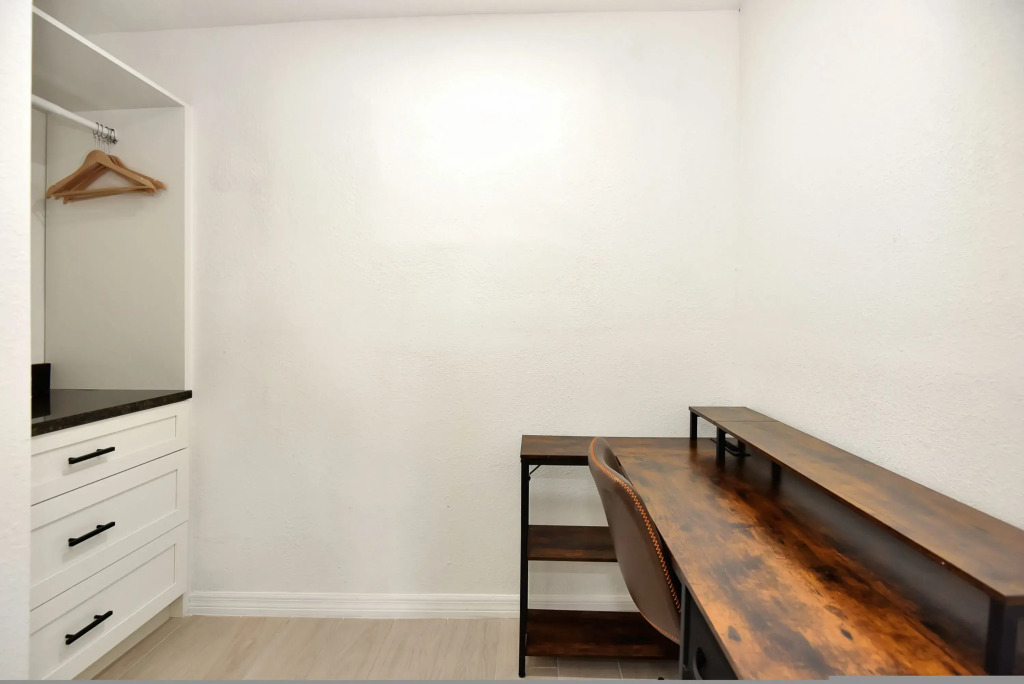 Studio Suite Queen bed Kitchen Walk in Shower 1
