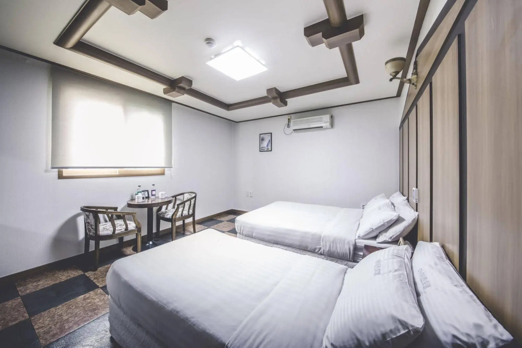 Hotel I-Zone