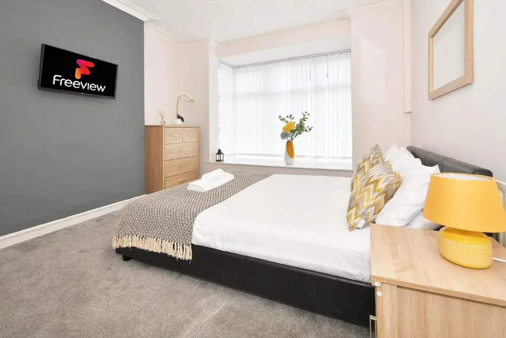 Wistaston House by YourStays 5 Bedroom House with TV in each room