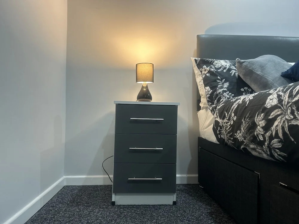 Private Luxury Apartment - Free Parking & Wi-fi