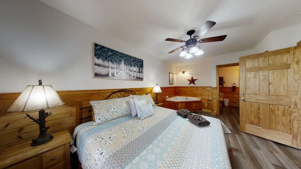 Pure Country - 3 Br cabin by RedAwning