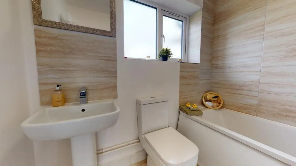 Beautiful & Spacious with 2 Free Parking Spaces By Srk Accommodation