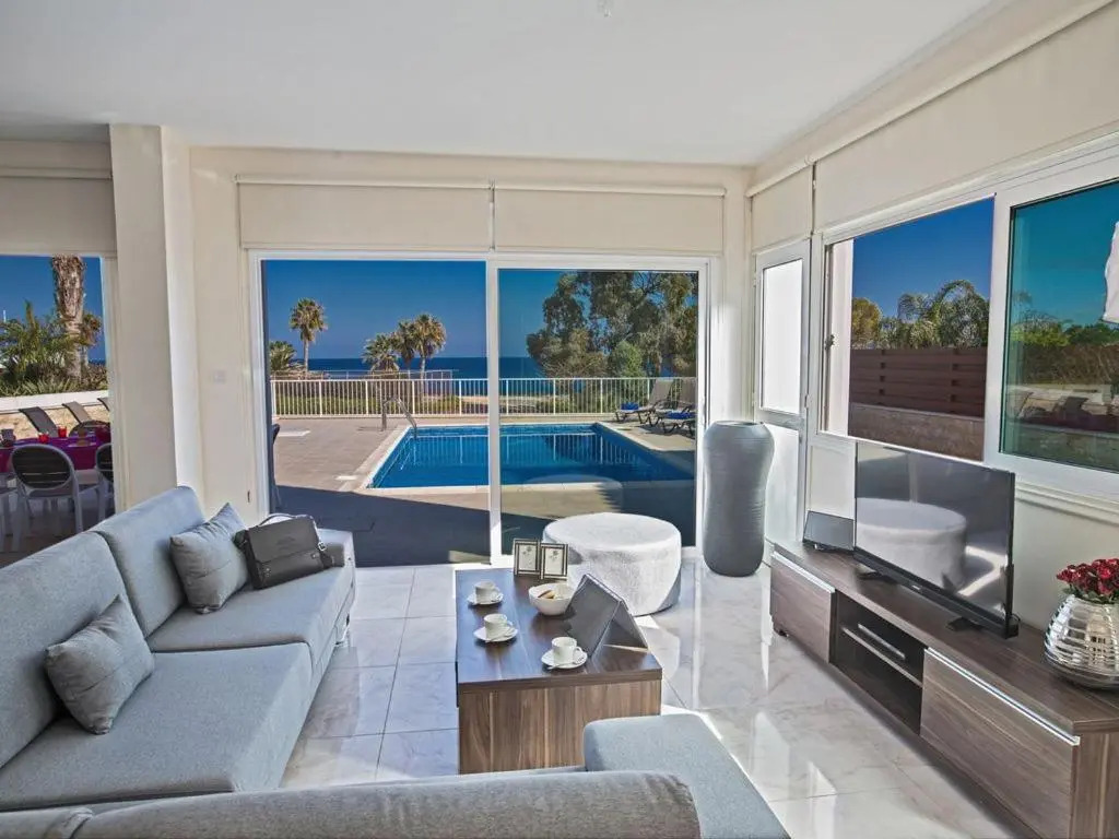 Villa Mesogi Seafront, Stunning 4Bdr Fontline Protaras