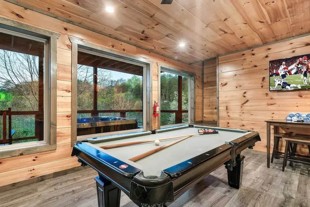Smoky Horizon by Avantstay Game Room, Movie Theater, Deck w Hot Tub Views!
