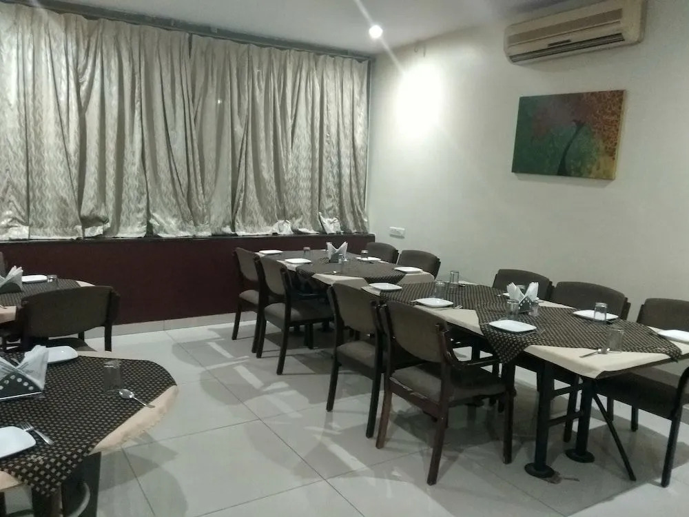 JK Rooms 121 Hotel Shaheen International