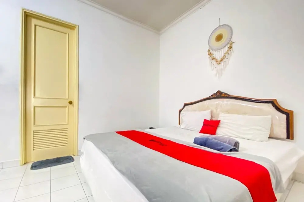RedDoorz Near Taman Bunga Nusantara 2