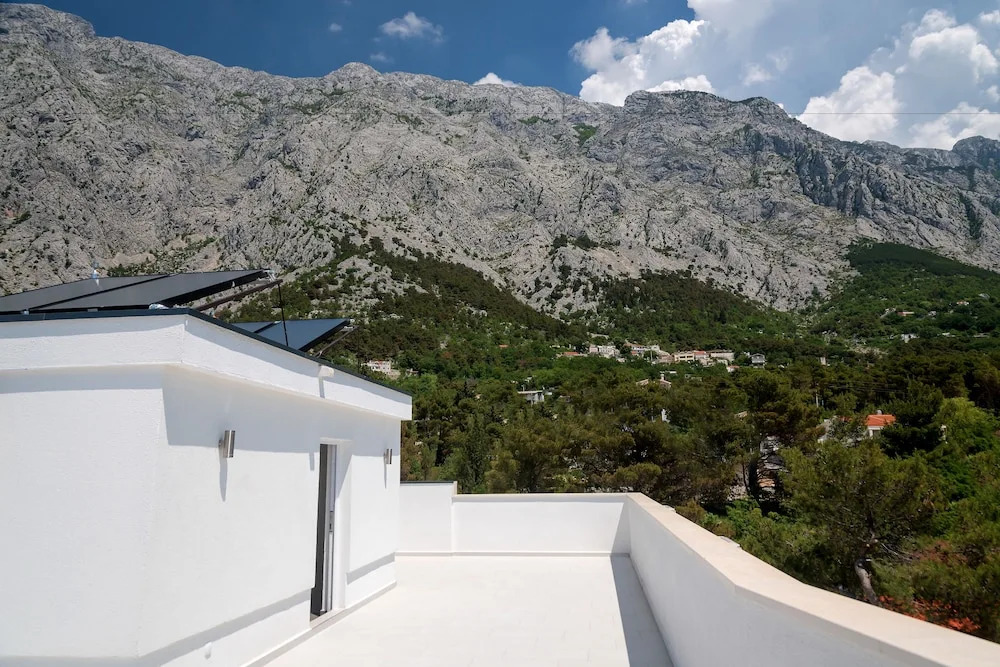 Sunny Sky apartments beneath Biokovo