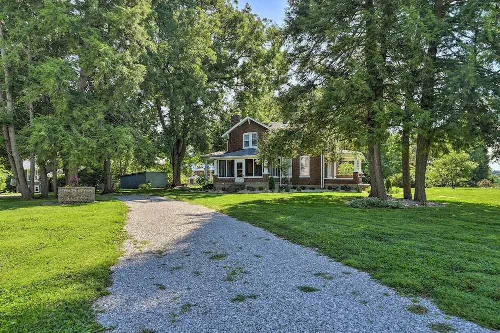 Glasgow Home w/ Porch: Close to Lake & Caves!