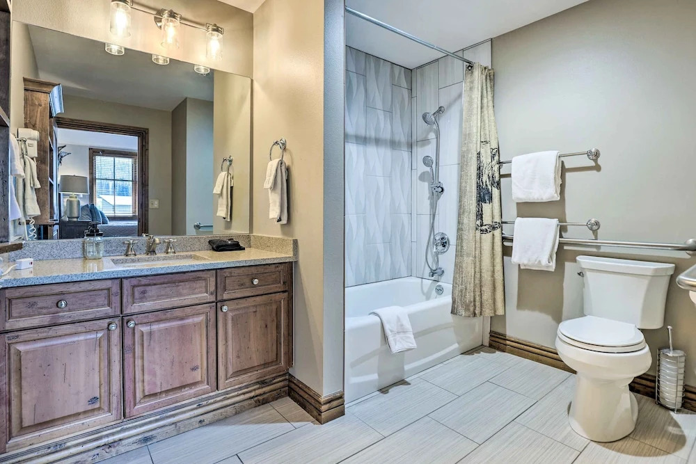 Winter Park Condo w/ Mountain Views + Hot Tub