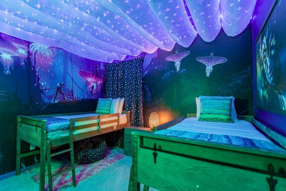 Upstay - Karaoke Mansion w Pool Cinema Themed Rooms