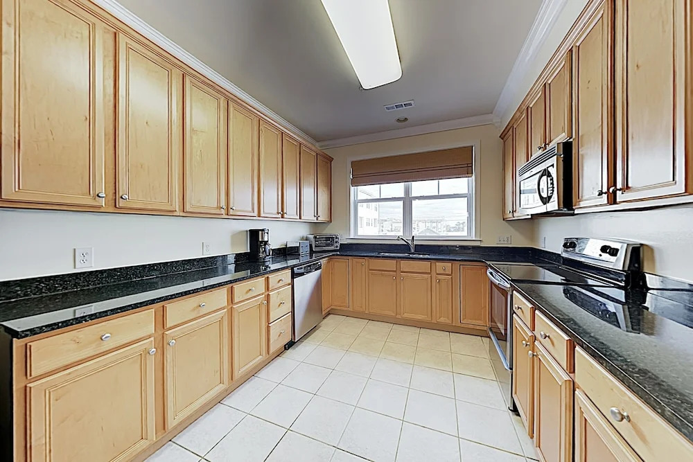 Upscale W/ Balcony - 2 Blocks To Beach! 4 Bedroom Condo