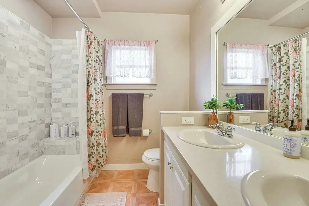 Stroll to Bradenton Riverwalk! Stylish Apartment