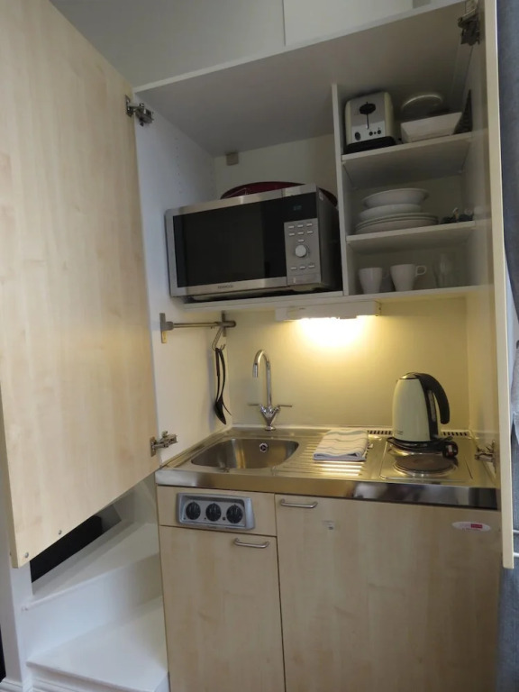 22 43 Clanricarde Gardens Studio