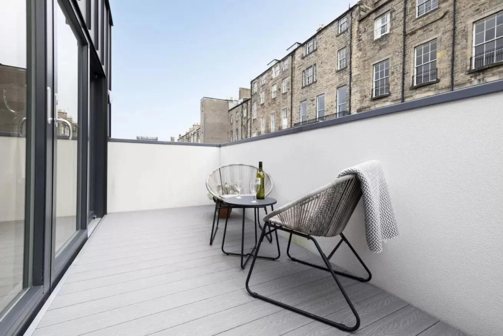 Stylish & Airy 4BR House at the heart of New Town