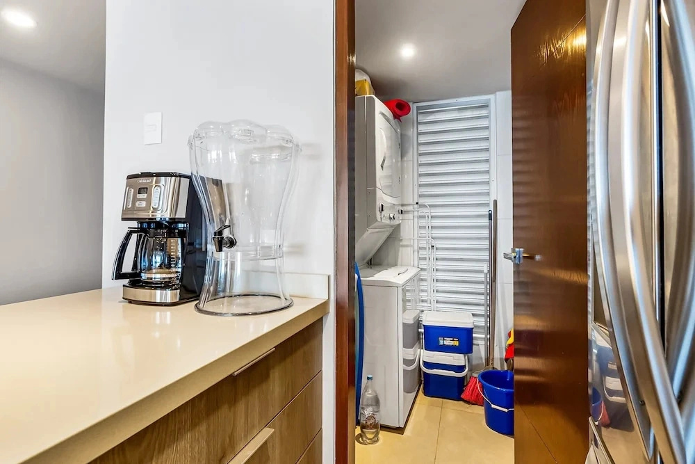 Luxury Apartment With Infinity Pool, Ocean Views, Balcony & Easy Downtown Access