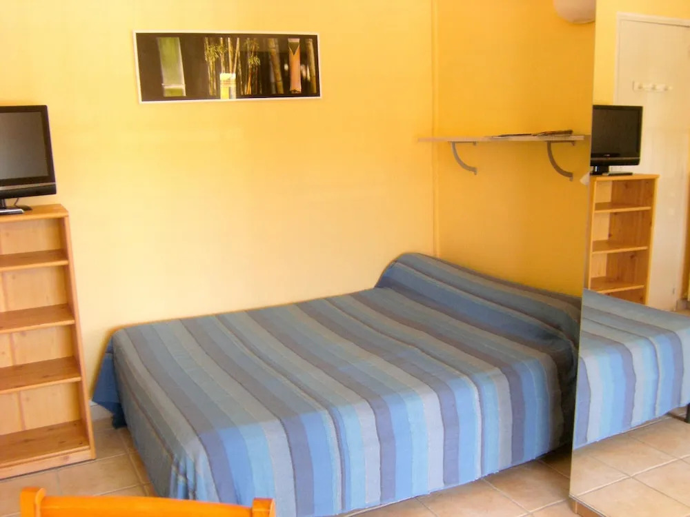 Studio in Hyères, With Wonderful sea View, Enclosed Garden and Wifi - 50 m From the Beach