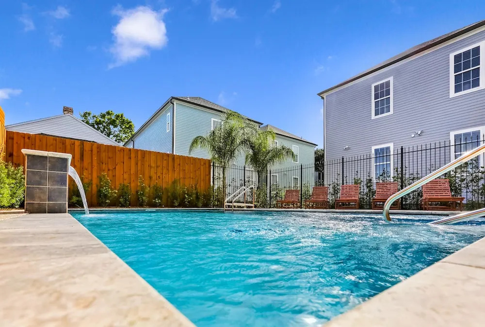 Modern 4 BR Condo with Balcony & Pool - Near FQ