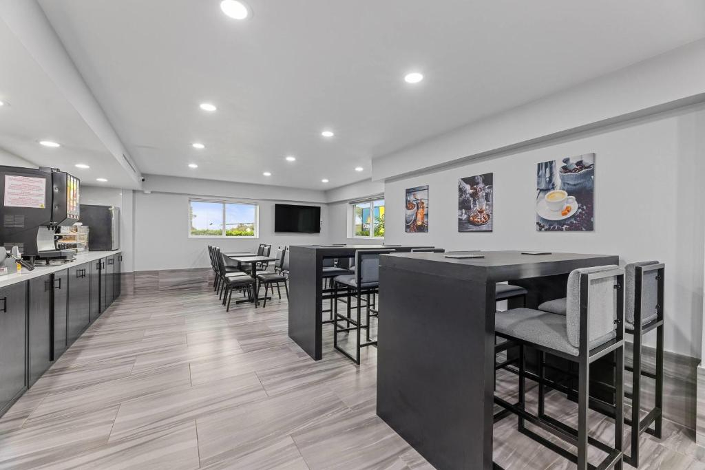 Super 8 by Wyndham Texas City - Galveston Area