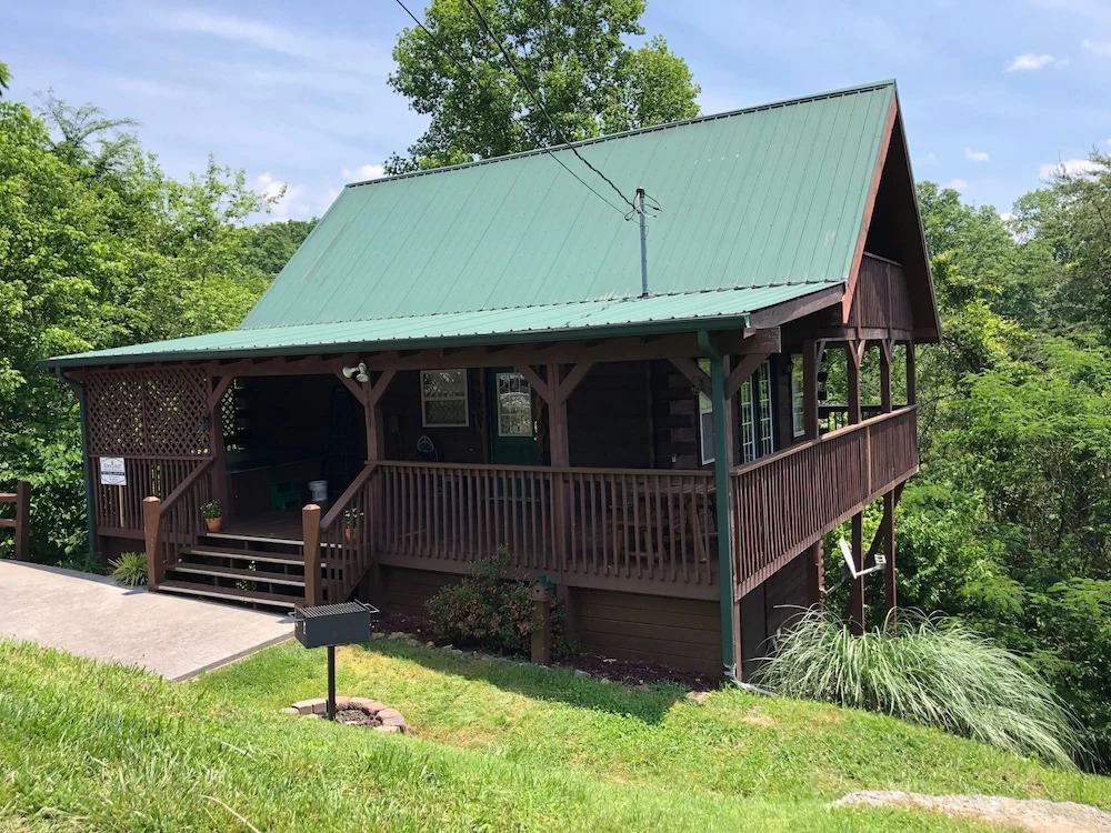 Fireside Memories 2 Br cabin by RedAwning