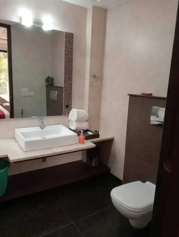 Hotel Blue Neck Hudda City Centre Fortis Hospital