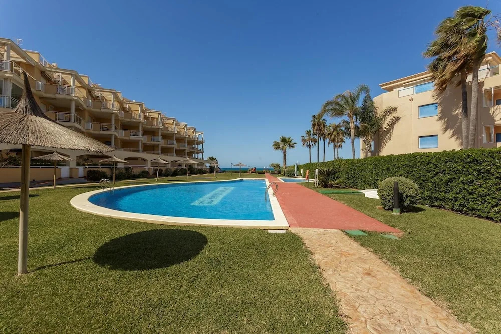 Beautiful 2-Bed first beach line apartment for 6