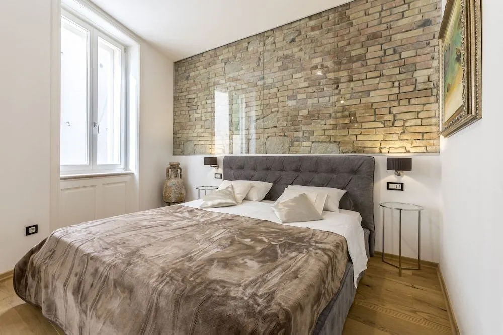 Queen Apartment