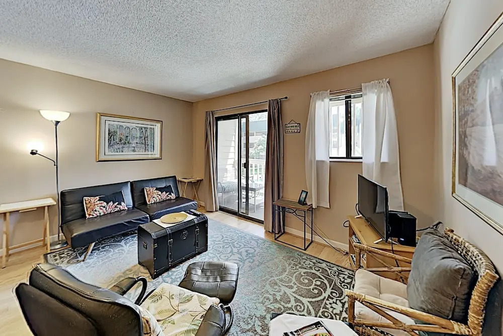 Poolside , Steps From The Beach! 1 Bedroom Condo