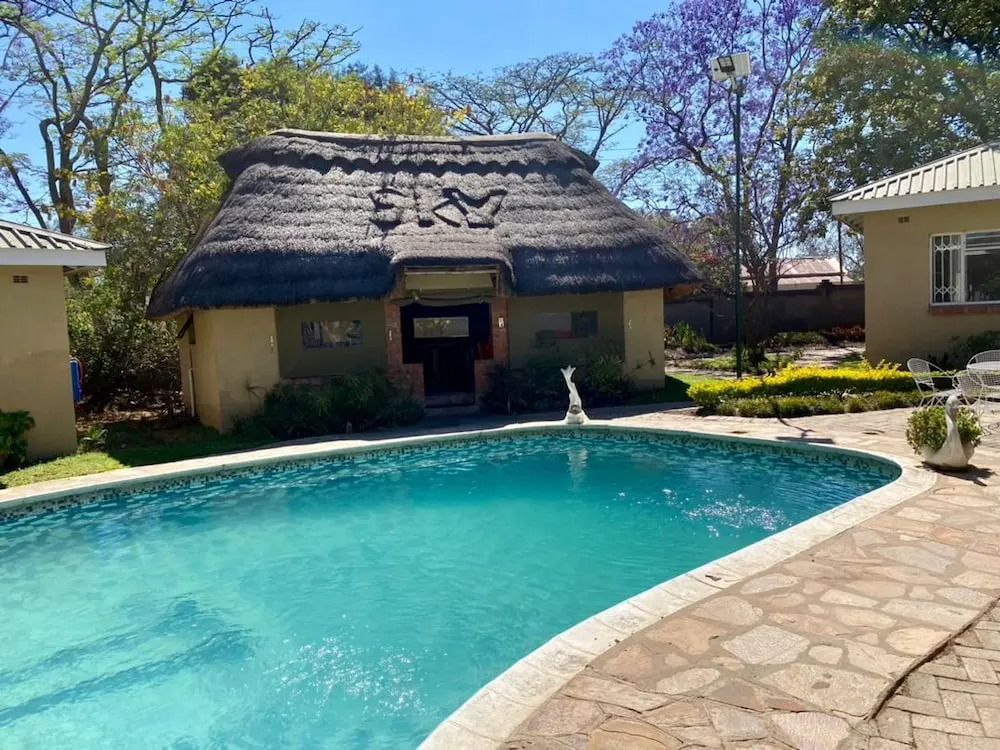 Poolside Executive Suite Near Airport - 2322