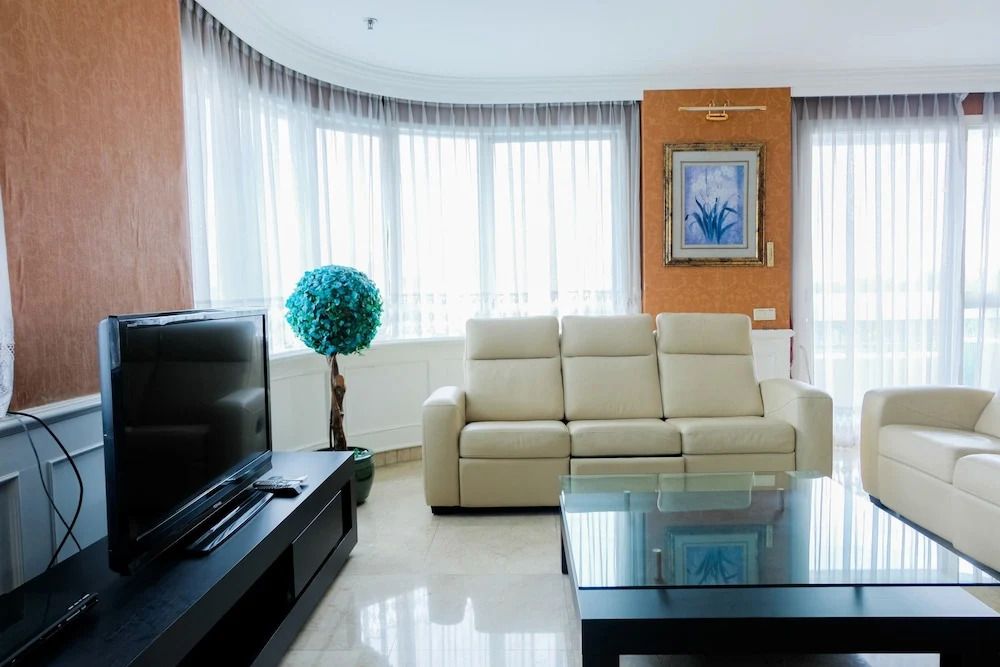 Spacious 2BR Park Royale Apartment