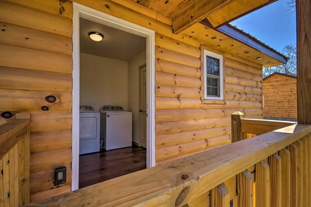 Bears Den  Cabin w/ Porch ~ 5 Mi to Bryson City!