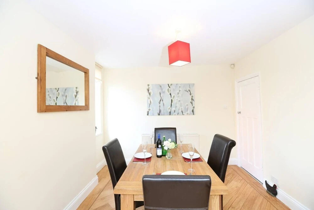 3/4 Bed House 2 Bathroom off Road Parking