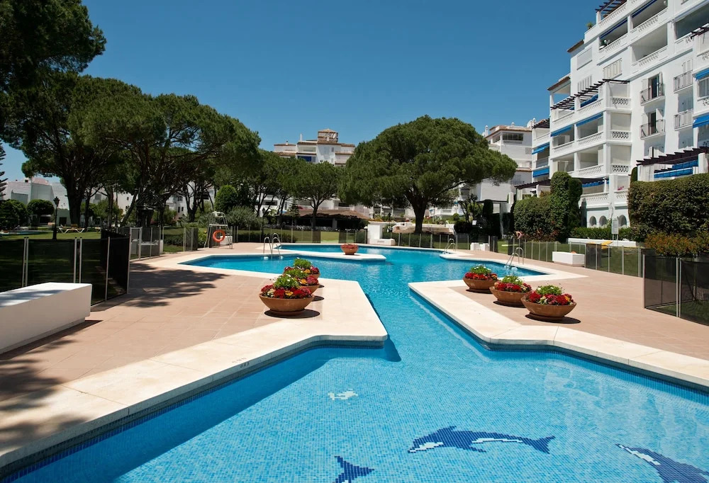 Beach Front Apt, Puerto Banus, Family Freindly, Free Wifi /parking.pools, Aircon