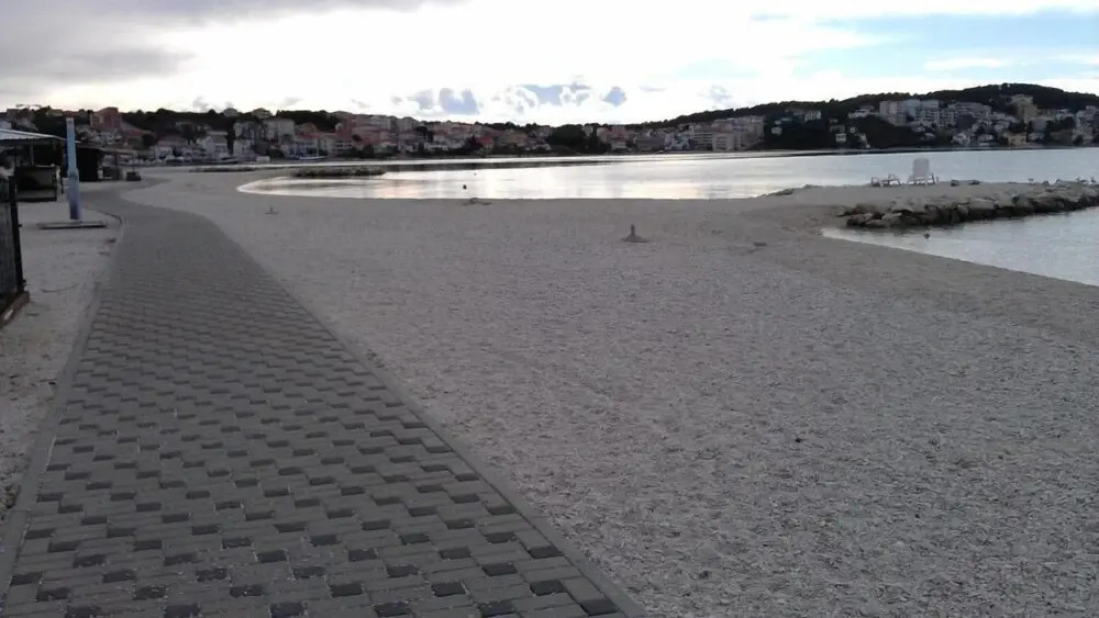 Central - 40m From the Beach - A2